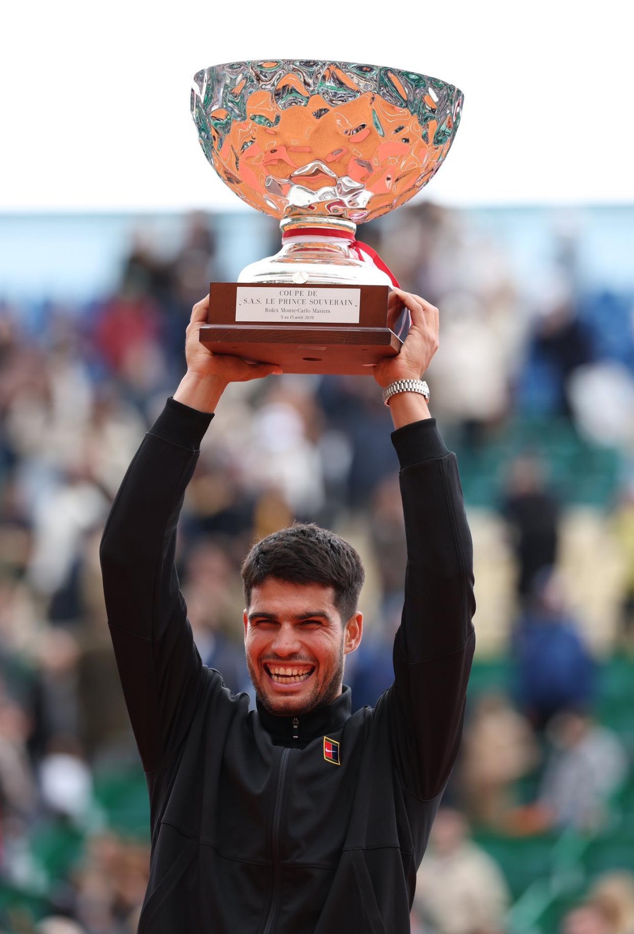 爱游戏官方-费德勒重返赛场，表现优异首场状态出色，公牛观众沸腾！再创辉煌时刻(harmfulsubstances)